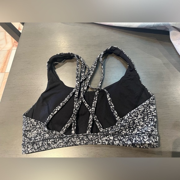 Lululemon Black and White Sports Bra A046 - Picture 4 of 6